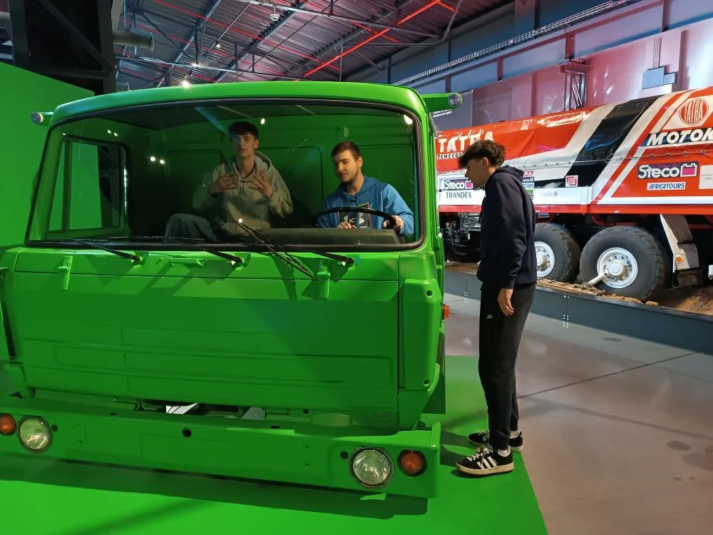 Za legendami na čtyřech kolech: Žáci EDUCA Pardubice navštívili TATRA TRUCKS