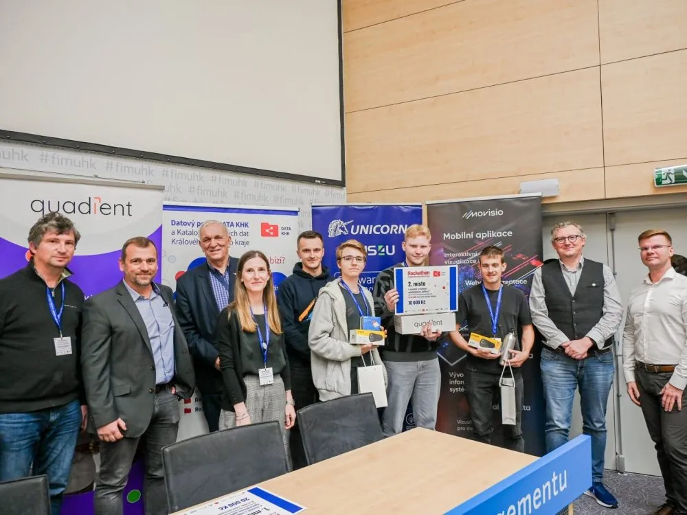 Středoškoláci z&nbsp;EDUCA Pardubice oslnili porotu Hackathonu 2025 – ve vysokoškolské konkurenci získali 2.&nbsp;místo!