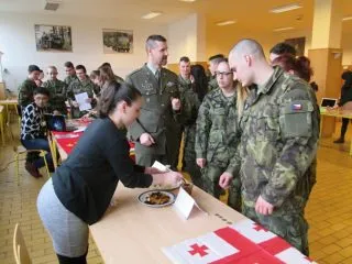 07-Mezinarodni-vesnicka-Leila-z-Gruzie-mnohe-zaujala-velmi-ostrym-pokrmem