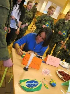 09-Mezinarodni-vesnicka-Clara-z-Brazili-rozdava-vlajecky-sve-zeme-s-venovanim