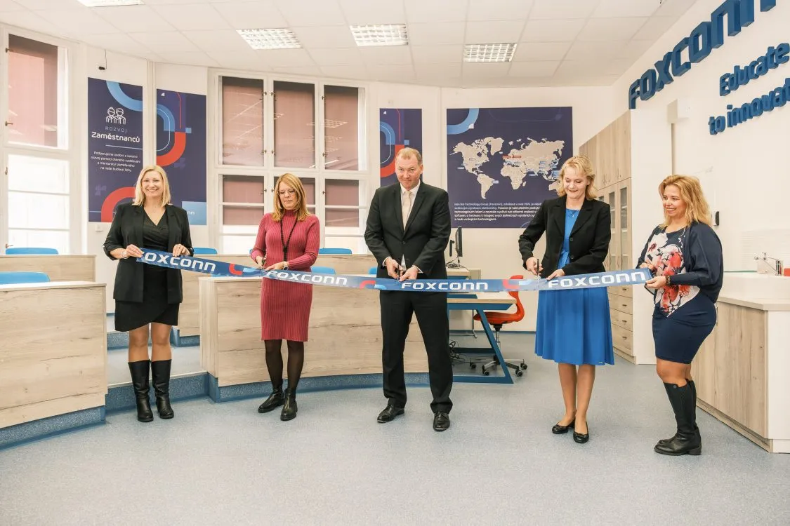 SPŠE a&nbsp;VOŠ Pardubice – otevření modernizované „Laboratoře FOXCONN“