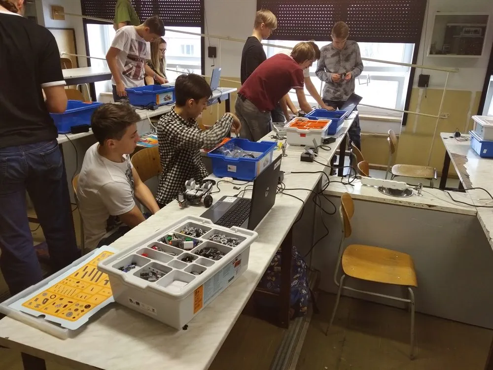 Robotika pro ZŠ se studenty pardubického Gymnázia, Mozartova