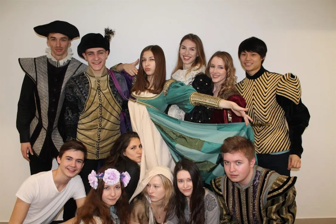 Alžbětinská doba a&nbsp;vybraná díla W. Shakespeara v&nbsp;komponovaném pořadu pro ZŠ na Gymnáziu, Pardubice, Mozartova 449