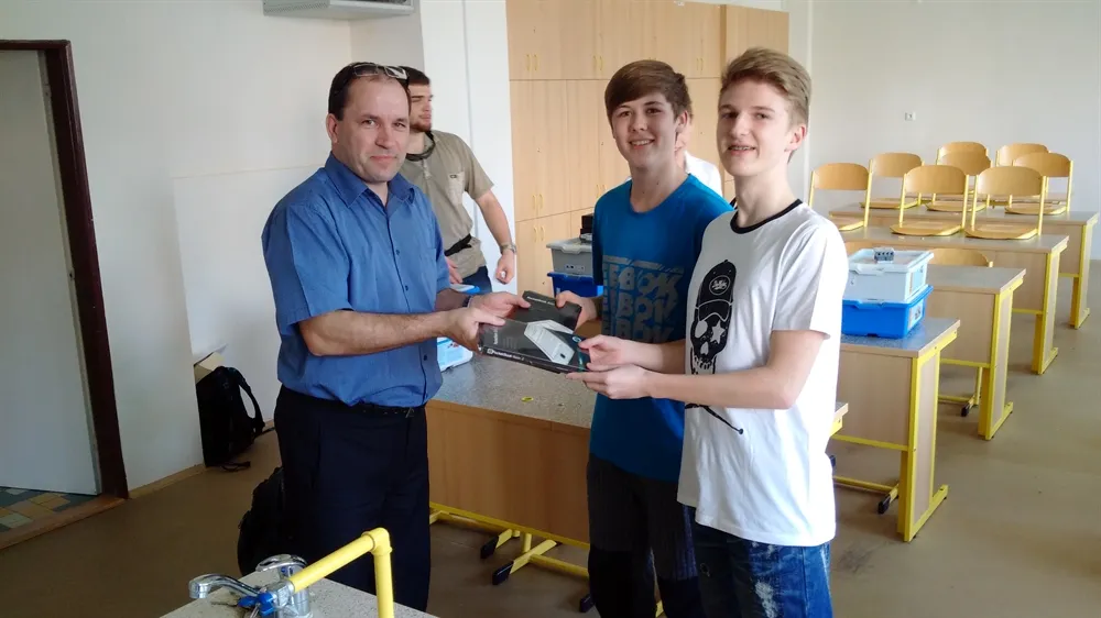 Nejúspěšnější studenti kroužku robotiky na Gymnáziu, Mozartova byli oceněni