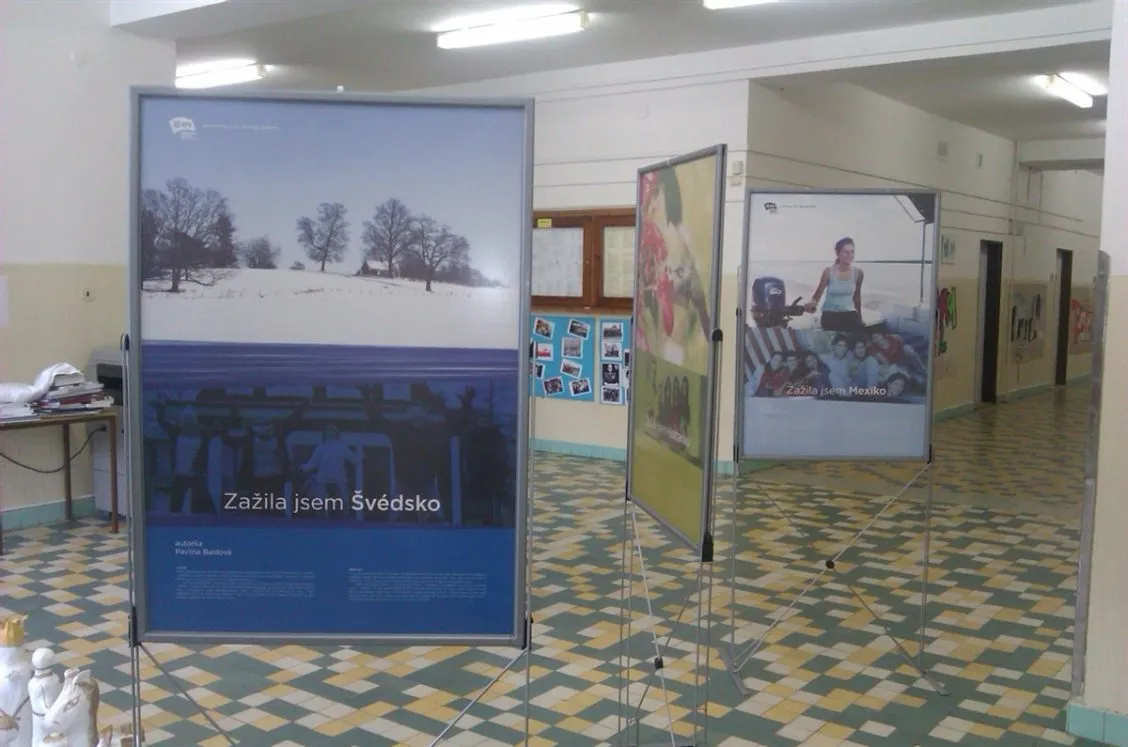 Putovní minivýstava „Zažít svět“ je k&nbsp;vidění na Gymnáziu, Mozartova v&nbsp;Pardubicích až do 12.&nbsp;května