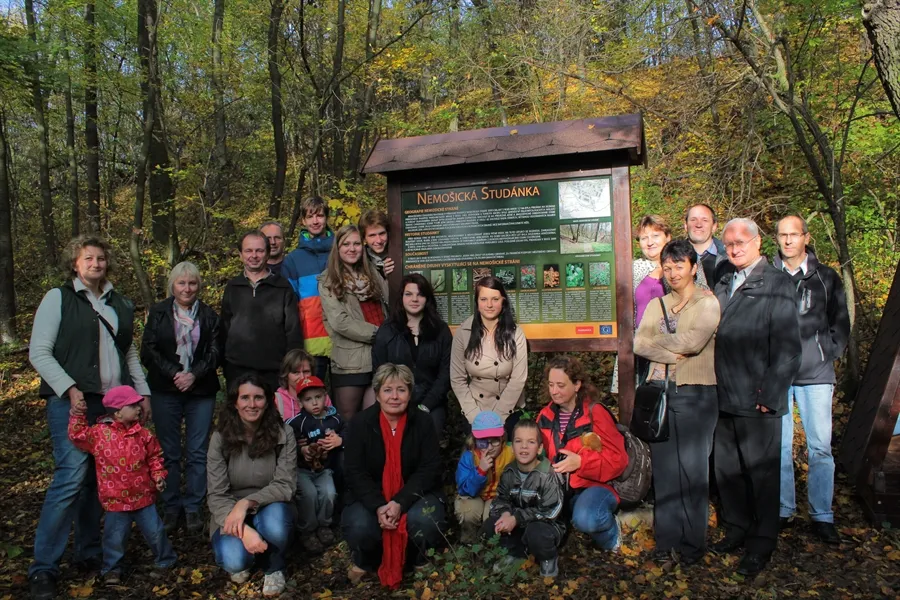 Studenti 3.&nbsp;ročníku Gymnázia Mozartova obnovili studánku v&nbsp;Nemošické stráni