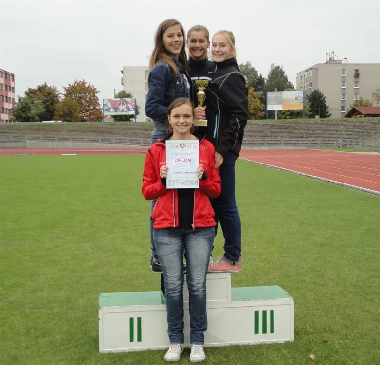 Atletické družstvo dívek Gymnázia Mozartova dosáhlo na okresní ZLATO!