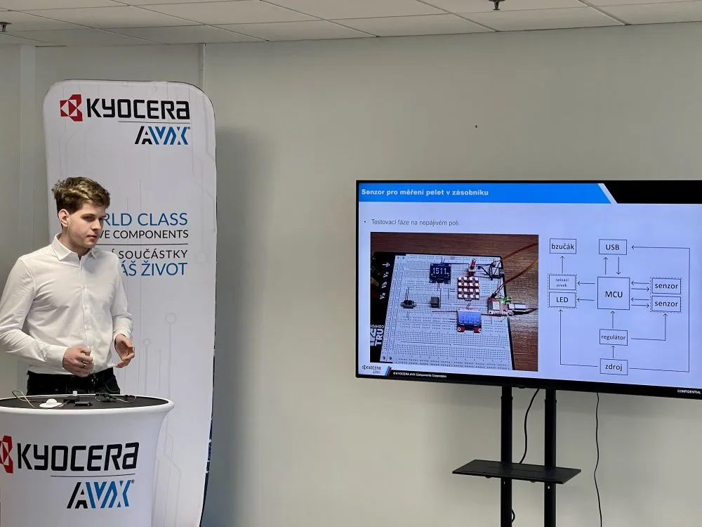 Student SŠTD Česká Třebová Jiří Pavlék obhajoval svůj stipendijní projekt ve firmě AVX
