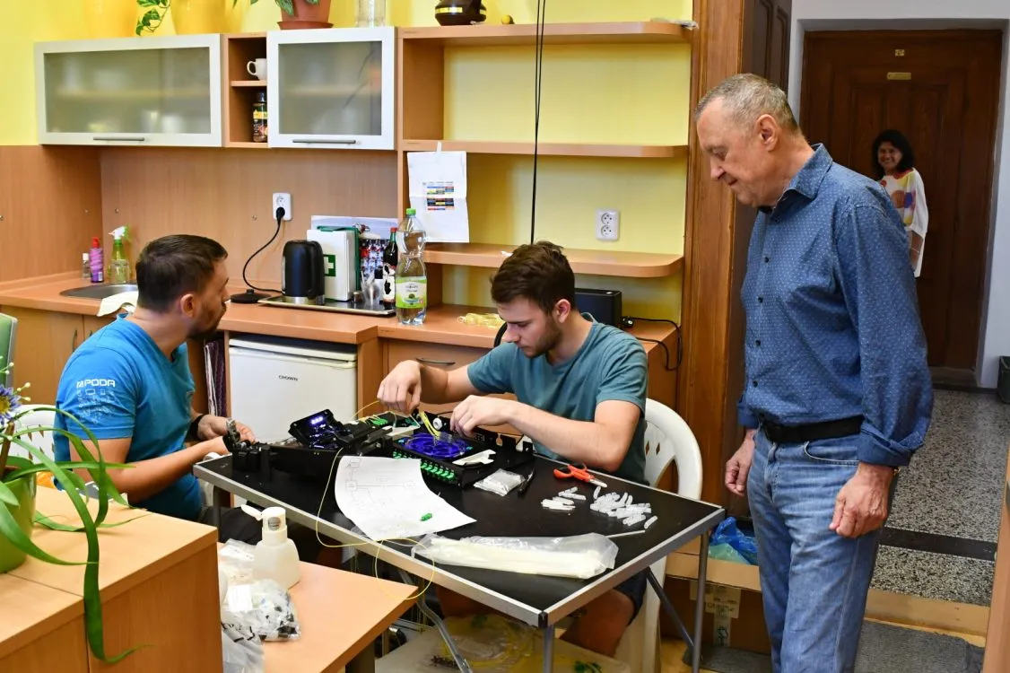 Více než 30 kilometrů kabelů protnulo pedagogickou školu