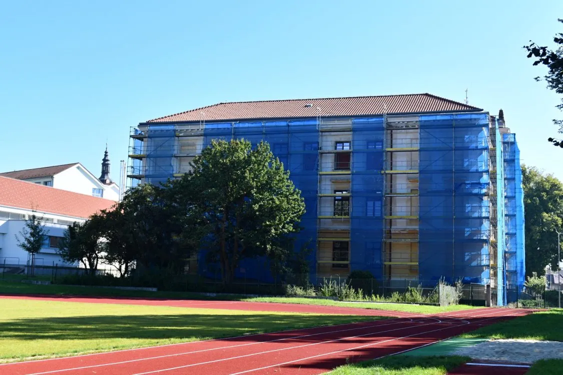 Práce na gymnáziu v&nbsp;Jevíčku potrvají do začátku příštího roku
