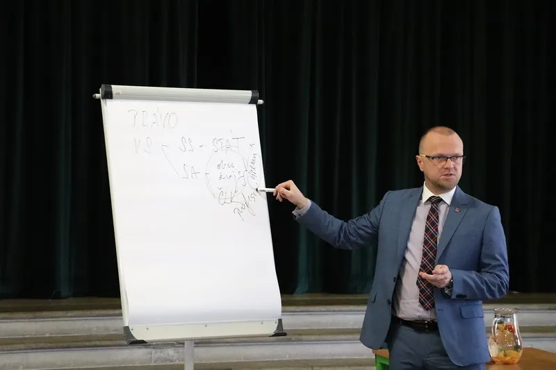 Budova chrudimského gymnázia z&nbsp;konce 19.&nbsp;století dostane opravenou omítku