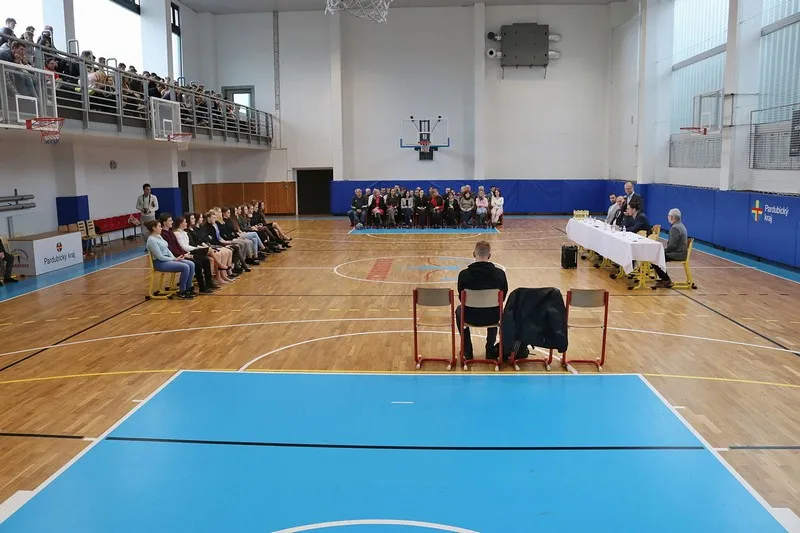 Pardubický „sporťák“ získal upravenou tělocvičnu. Studenty pozdravil i&nbsp;Jiří Welsch