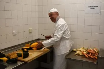 Bohumil-Bernasek-pri-priprave-obeda