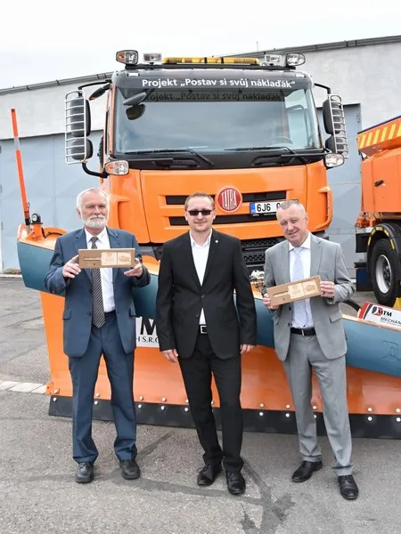 Automobilní škola získala klíčky od tatrovky, kterou smontují žáci