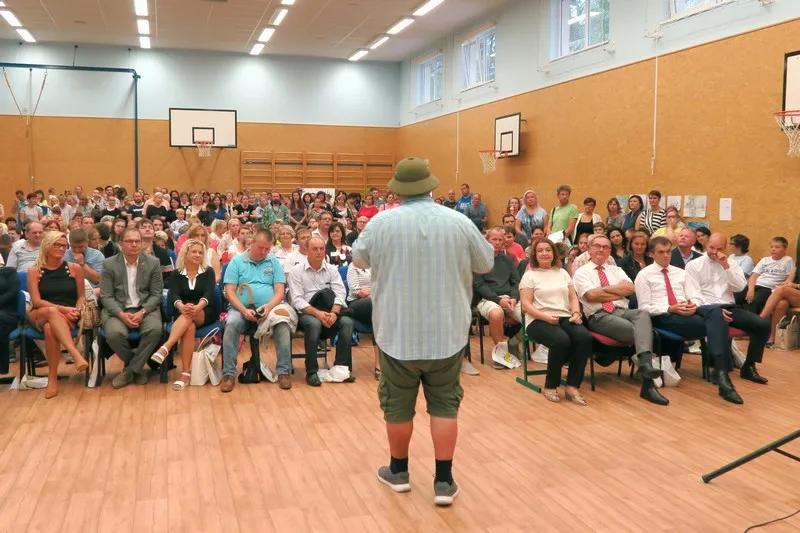 Prvňákům zpříjemnily začátek školy dárky od Pardubického kraje