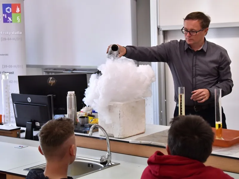 U&nbsp;nás v&nbsp;Kameničkách s&nbsp;chemií i&nbsp;historií