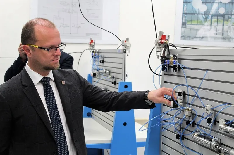 Pardubická elektrotechna se chlubí novou moderní cvičnou výrobní linkou, kterou nemá jiná střední škola v&nbsp;republice