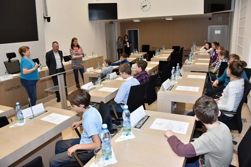 Žáci z&nbsp;Proseče přijeli na návštěvu krajského úřadu