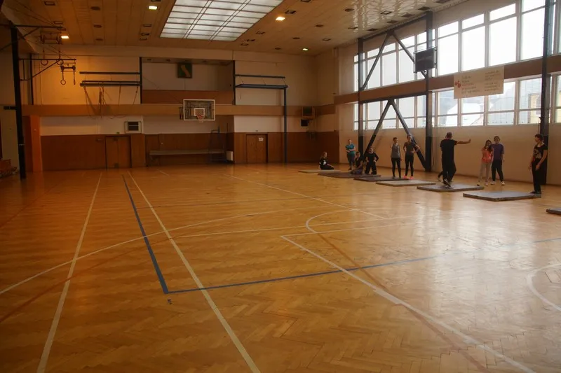Tělocvična orlickoústecké „úmprumky“ dostane novou podlahu a&nbsp;obložení