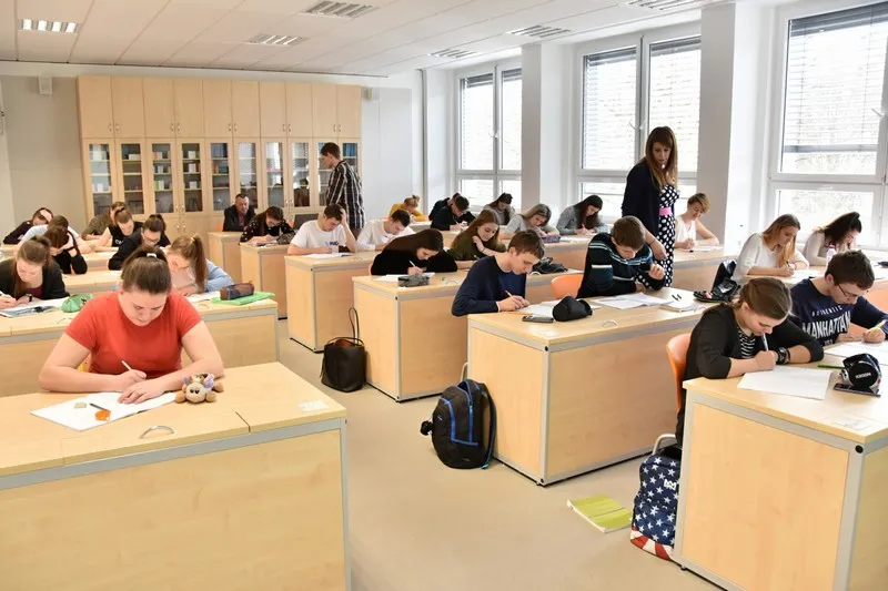 Dva učitelé ve vyučovací hodině? Není to moc!