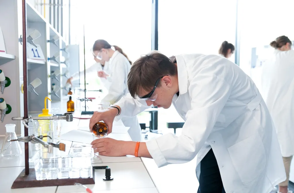 Soutěž Mladý chemik vyvrcholí celostátním finále