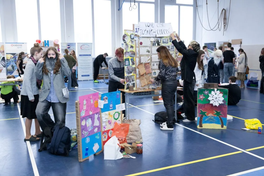 Tématem žákovských projektů byla „voňavá chemie“