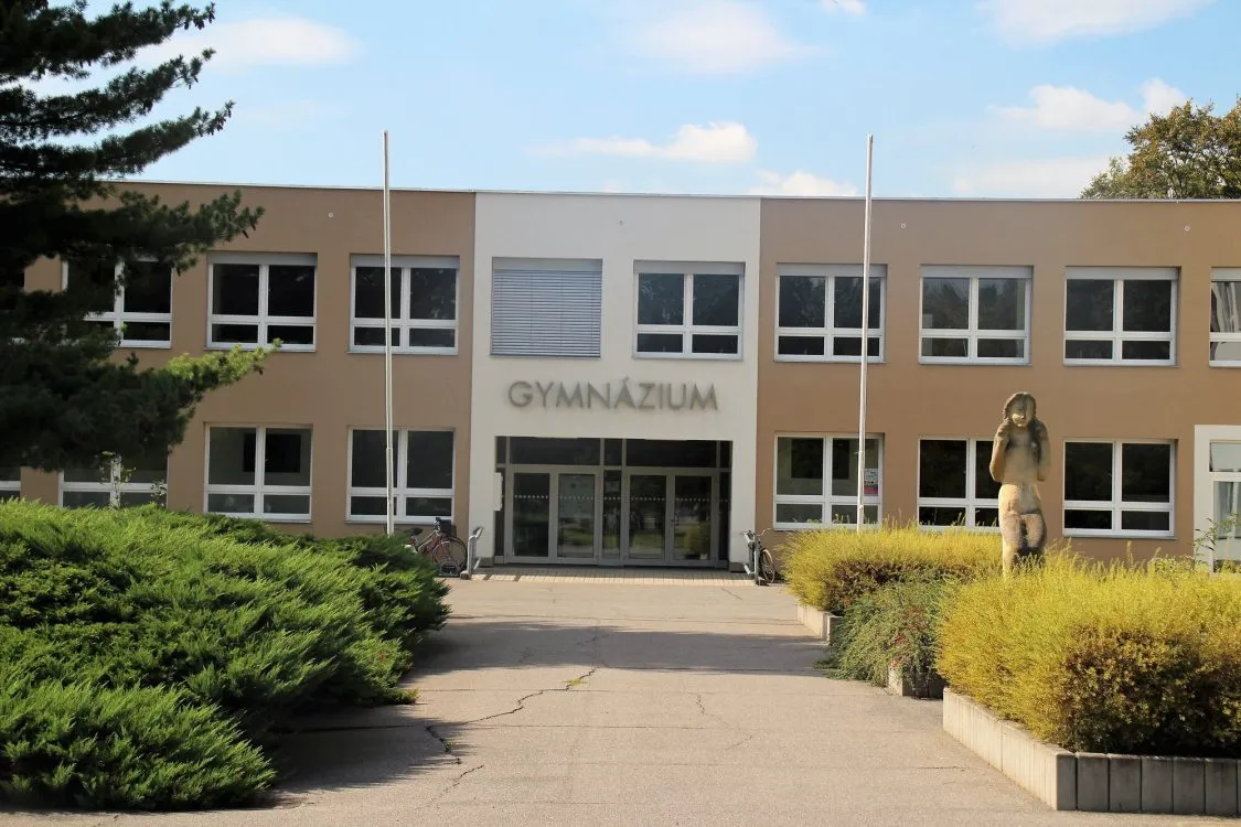 Kraj jmenoval do funkce ředitele pardubického gymnázia a&nbsp;dětského domova