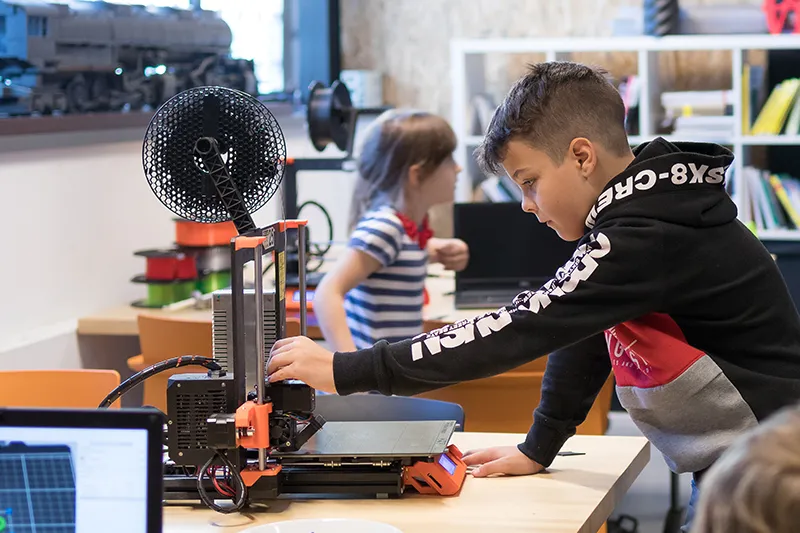 Josef Průša nabízí své 3D tiskárny českým školám, získat je mohou i&nbsp;zdarma