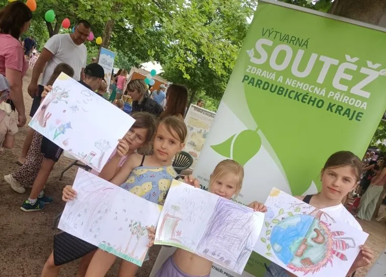 Podzim patří obrázkům ze škol. Venkovní část výtvarné soutěže se chýlí ke konci