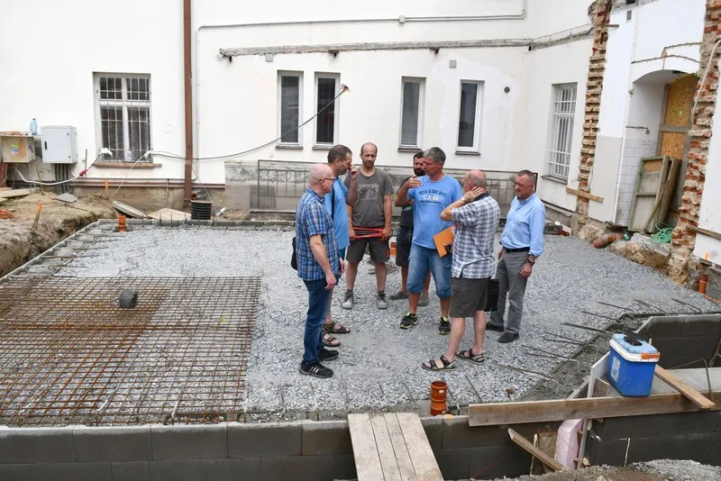 Stavební práce na Střední zdravotnické škole ve Svitavách neskončí ani s&nbsp;nástupem žáků do tříd