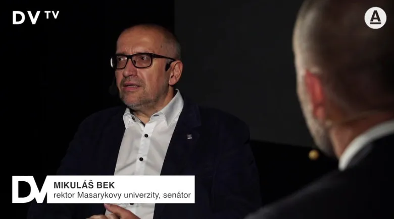 Rektor MU, senátor Mikuláš Bek: Vysokoškoláci pracují na úkor studia, střední školy se od socialismu nezměnily
