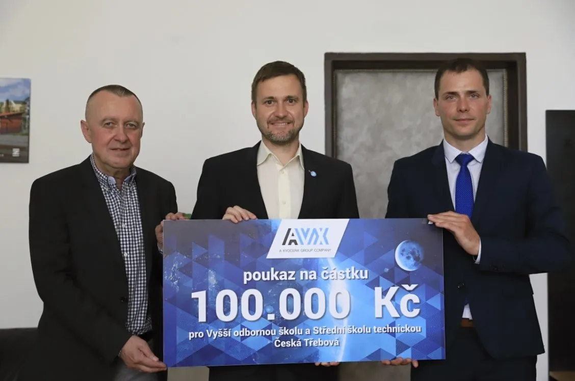 Předáním finančního daru zahájila spolupráci českotřebovská průmyslová škola a&nbsp;firma AVX