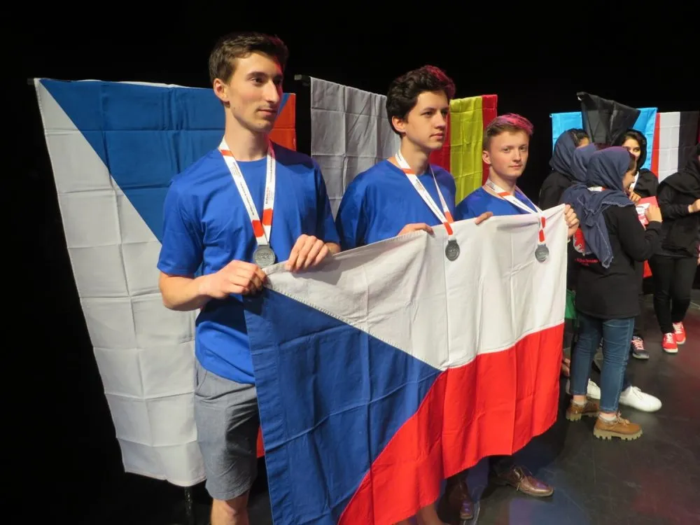 Z&nbsp;robotické soutěže v&nbsp;Novém Mexiku se vrátili studenti „elektrotechny“ se stříbrem na krku