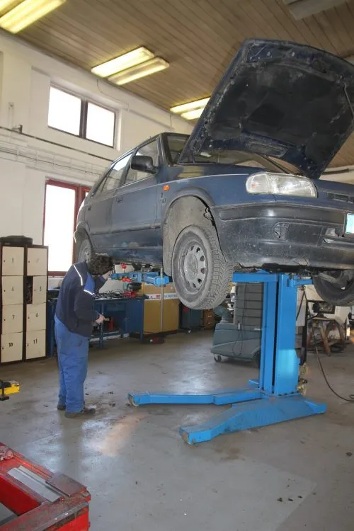 Kraj nechá zateplit dílny holické automobilní školy