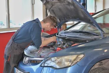 Autotronici-u-hybridniho-auta