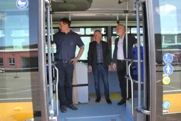 Radni-Bohumil-Bernasek-reditel-Petr-Vojtech-a-zastupce-Karel-Beran-a-elektrobusu