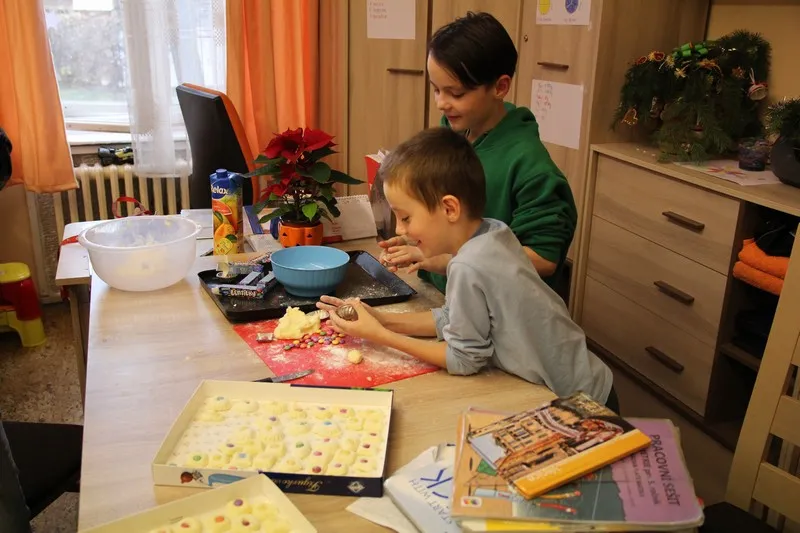 Jak se slaví Vánoce v&nbsp;dětském domově? Kapr ani salát chybět nebude