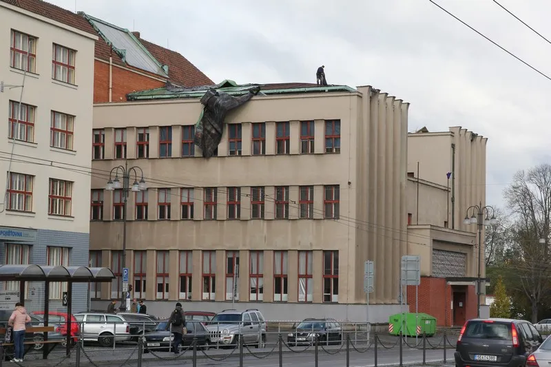 Vichřice poničila střechu SPŠ potravinářství a&nbsp;služeb v&nbsp;Pardubicích
