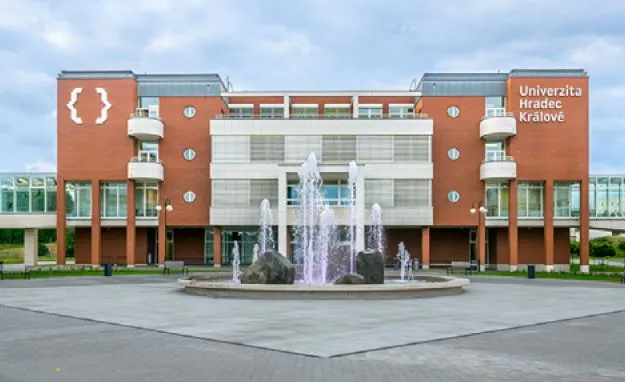 Imatrikulaci si muž spletl s&nbsp;inkvizicí a&nbsp;vytáhl na studenty šavli