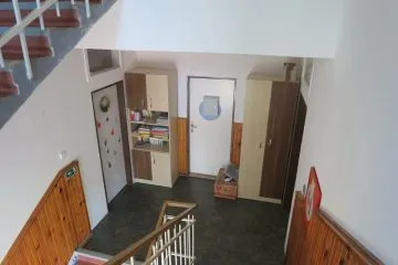 Prepazka_rozdelila_chodbu_na_dva_byty