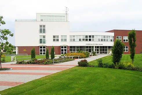Gymnázium v&nbsp;Holicích se dočká nové atletické dráhy