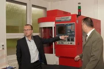 SPS_Chrudim_hejtman_pred_CNC_strojem