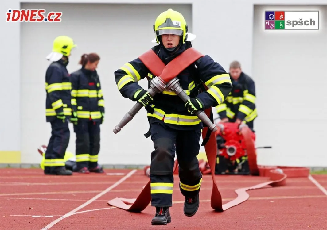 Žáci slaňují a&nbsp;zdolávají bariéry v&nbsp;novém hasičském areálu za 28 milionů