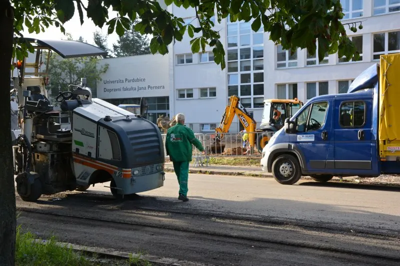 Studentská ulice u&nbsp;pardubické univerzity dostává nový kabát