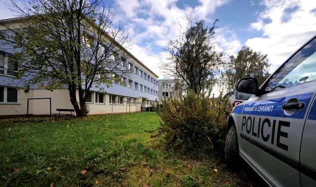 Žena pobodala ve Žďáru studenty, jeden zemřel, tři ranění
