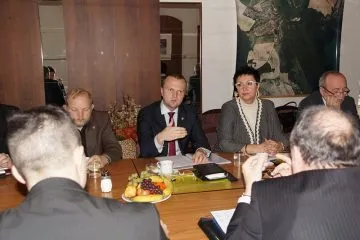 Hejtman_Martin_Netolicky_vysvetluje_navrh_reseni