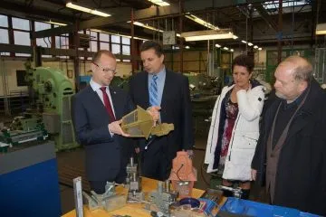 Hejtman_si_prohledl_dilny_skoly