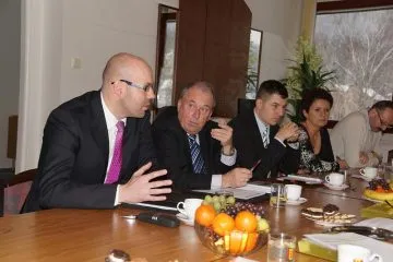 Zastupci_mesta__skoly_a_podnikatelu_na_jednani