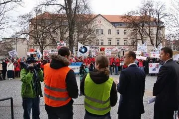 Demonstrujici_studenti_pred_krajskym_uradem