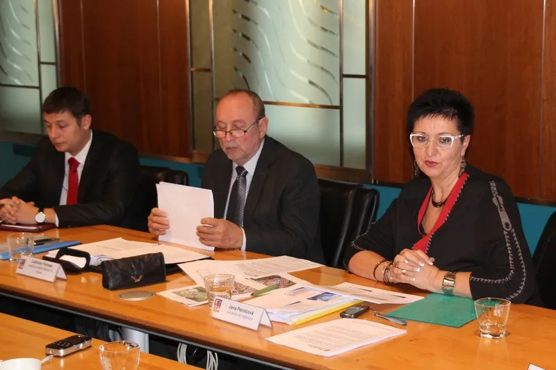 Středním školám hrozí existenční potíže, zachrání je splynutí